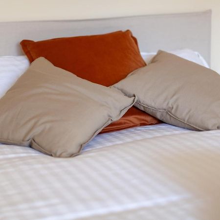 Lovely Studio Flat In Wimbledon W/ Free Parking Londen Buitenkant foto