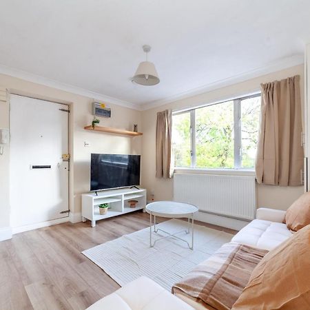 Lovely Studio Flat In Wimbledon W/ Free Parking Londen Buitenkant foto