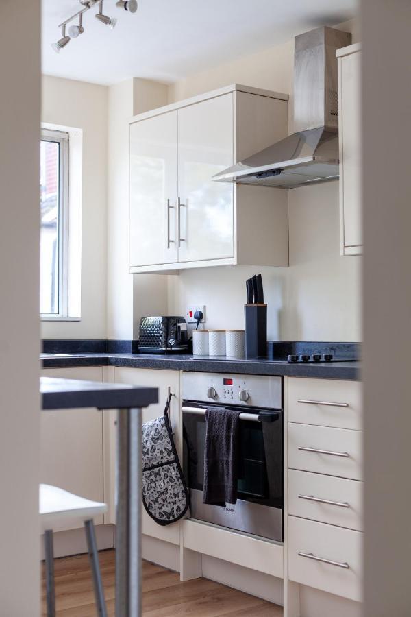 Lovely Studio Flat In Wimbledon W/ Free Parking Londen Buitenkant foto