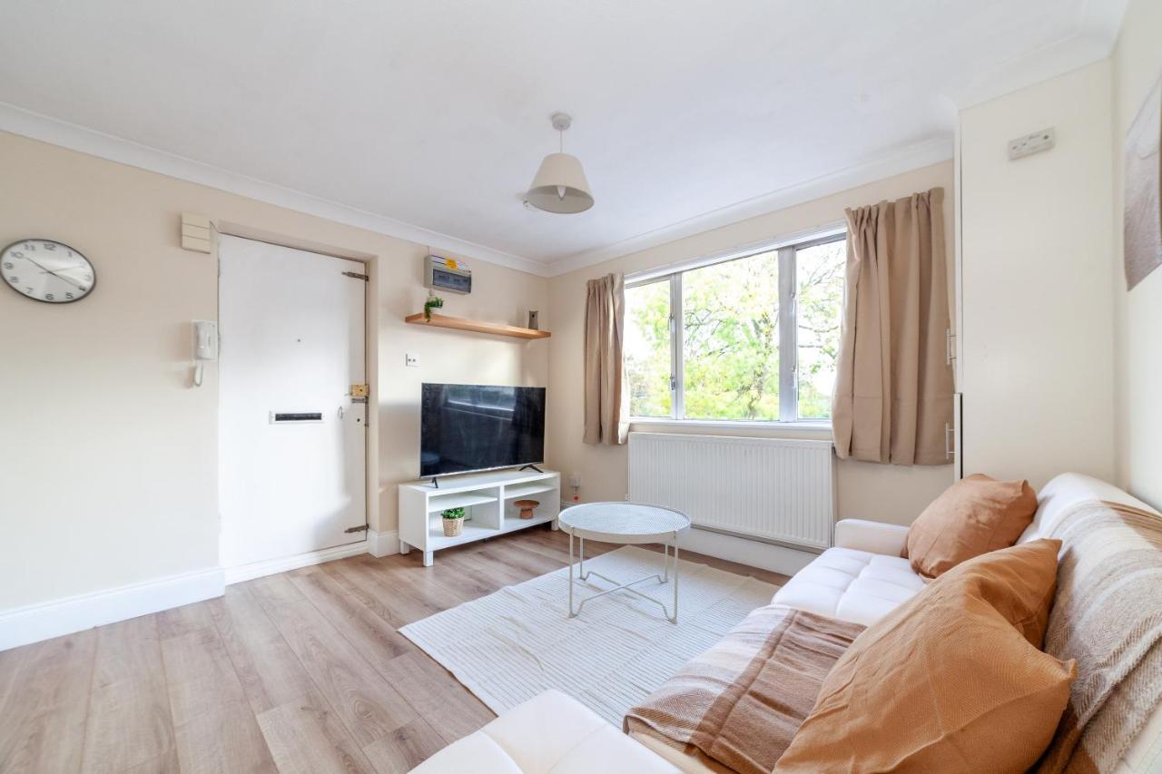 Lovely Studio Flat In Wimbledon W/ Free Parking Londen Buitenkant foto