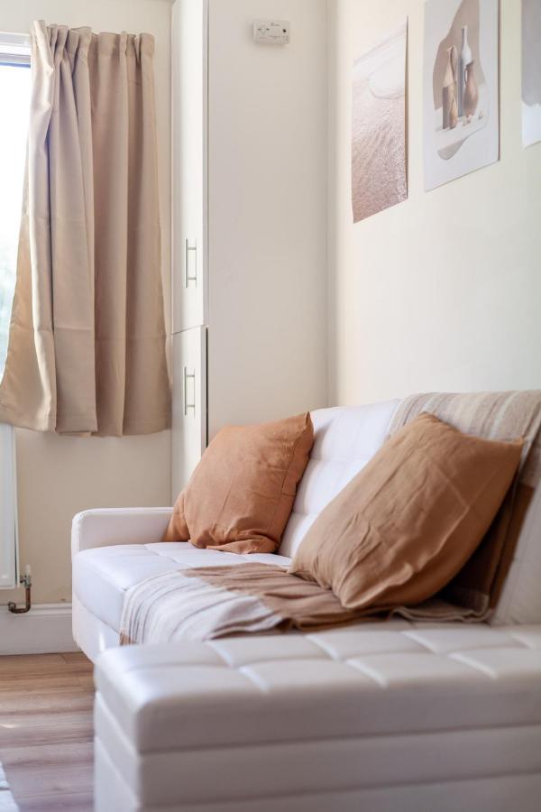 Lovely Studio Flat In Wimbledon W/ Free Parking Londen Buitenkant foto