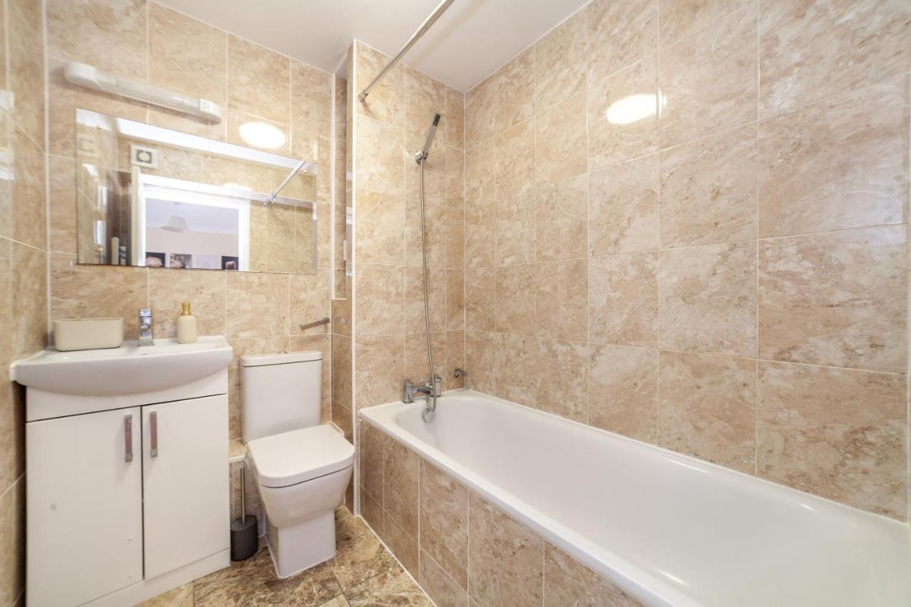 Lovely Studio Flat In Wimbledon W/ Free Parking Londen Buitenkant foto