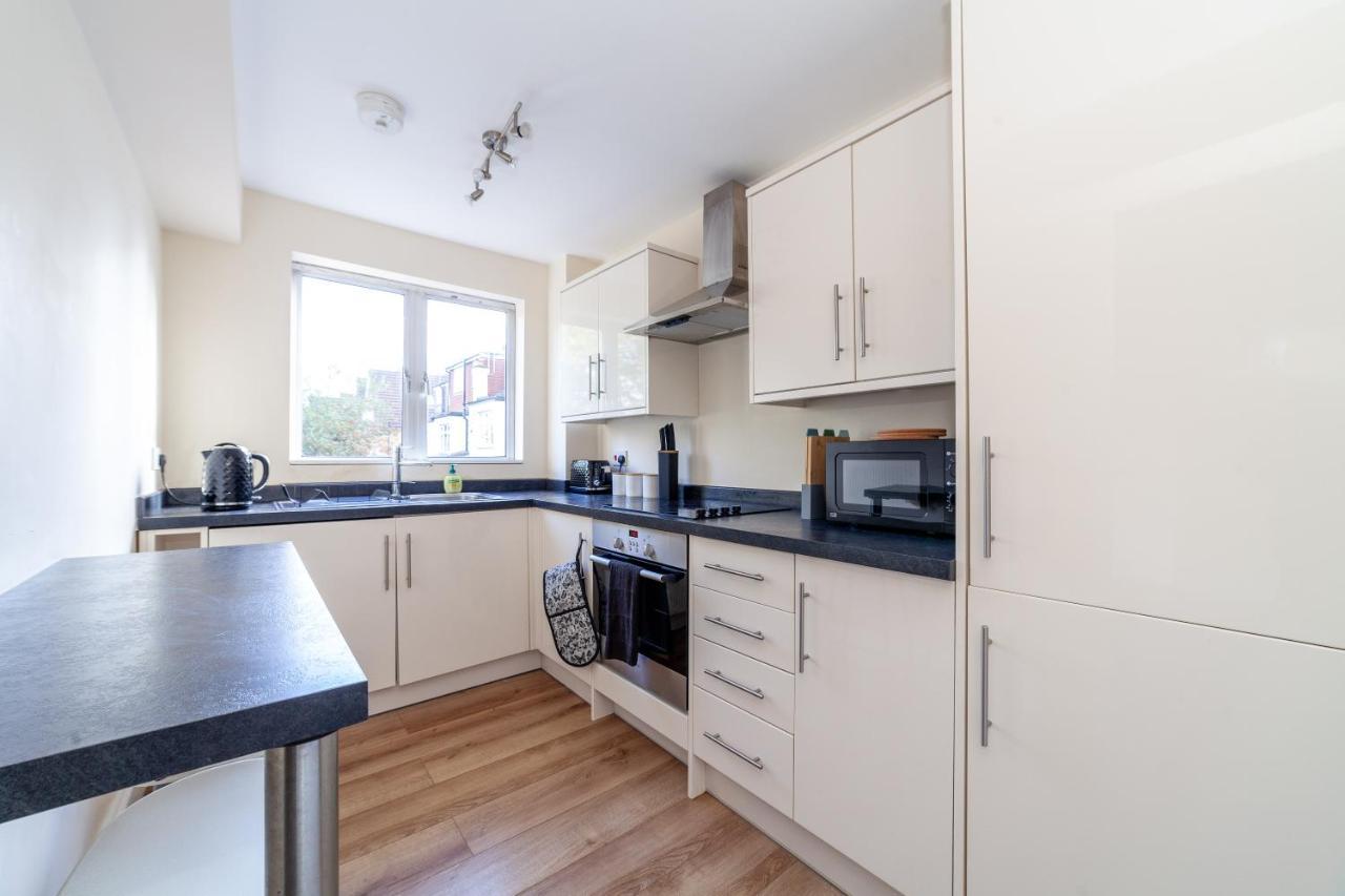 Lovely Studio Flat In Wimbledon W/ Free Parking Londen Buitenkant foto