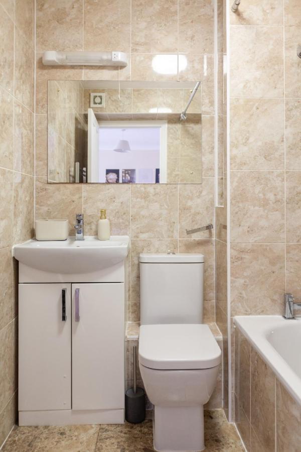 Lovely Studio Flat In Wimbledon W/ Free Parking Londen Buitenkant foto