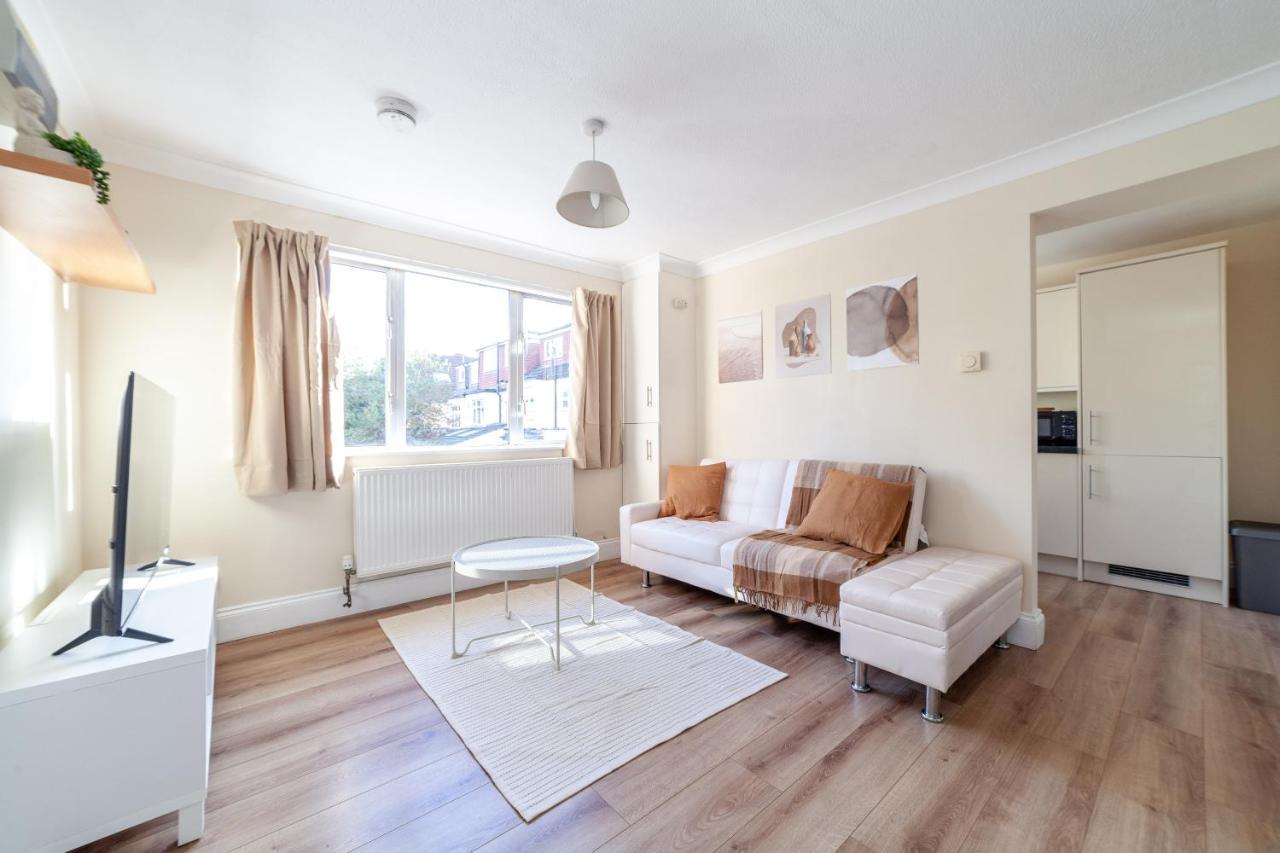 Lovely Studio Flat In Wimbledon W/ Free Parking Londen Buitenkant foto