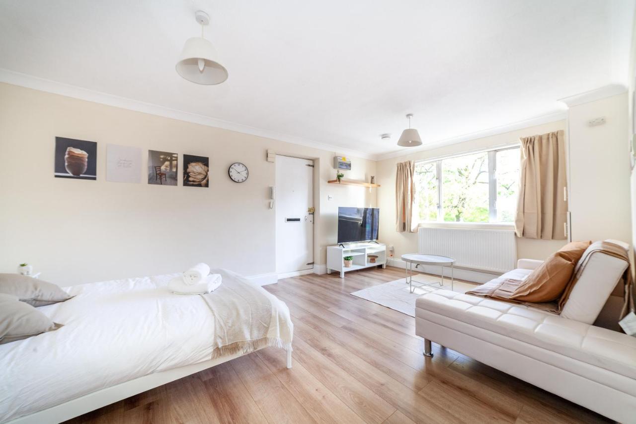 Lovely Studio Flat In Wimbledon W/ Free Parking Londen Buitenkant foto