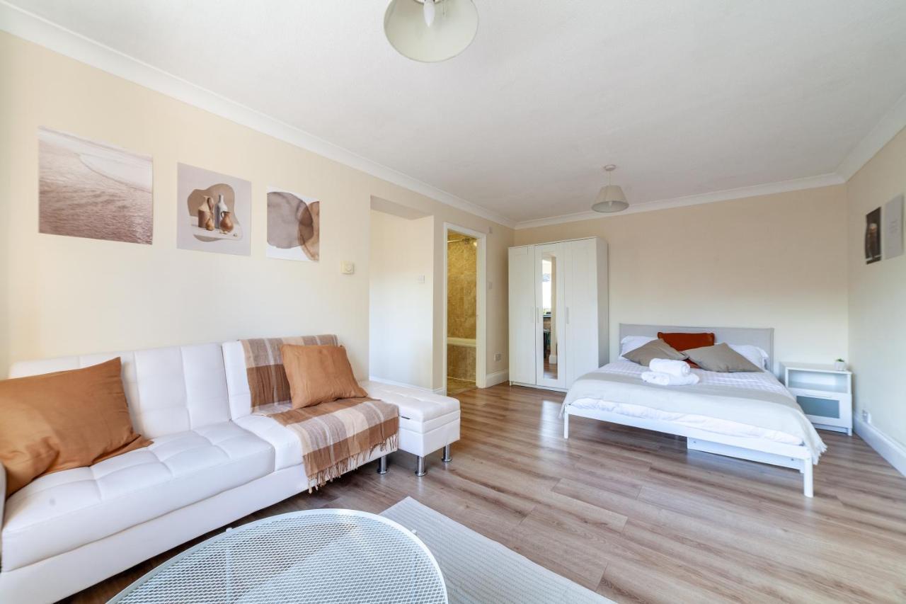Lovely Studio Flat In Wimbledon W/ Free Parking Londen Buitenkant foto