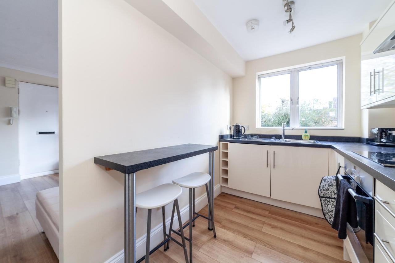 Lovely Studio Flat In Wimbledon W/ Free Parking Londen Buitenkant foto